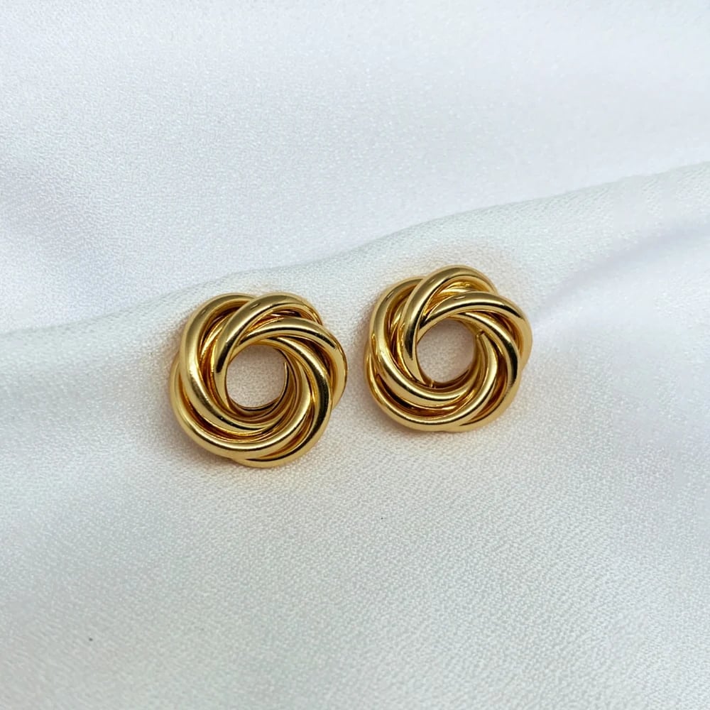 clothes-for-lawyer-earrings-gold